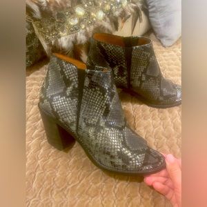 Aquatalia Italian leather snakeskin booties